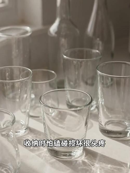 玻璃收纳!玻璃器皿易碎,软物包裹存放防止磕碰